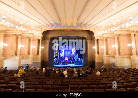 Bayreuth, Allemagne. Oct 11, 2015. Les visiteurs au cours d'une journée portes ouvertes au Théâtre du Festival de Bayreuth, Allemagne, 11 octobre 2015. PHOTO : NICOLAS ARMER/DPA/Alamy Live News Banque D'Images