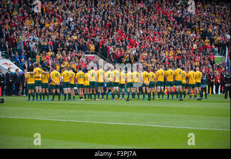 L'Australie squad la queue pour les hymnes nationaux, l'Australie v Pays de Galles match, le Stade de Twickenham, London, UK. 10 octobre 2015. Banque D'Images