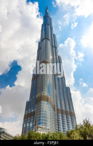 Dubaï, Émirats arabes unis - 10 février : façade Burj Khalifa le 10 février 2014 à Dubaï, AUX ÉMIRATS ARABES UNIS. Burj Khalifa est un des bâtiments les plus grands du monde entier Banque D'Images