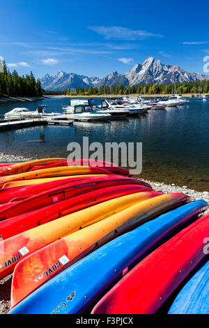 Teton Range ; bateaux colorés ; Coulter Bay Marina ; Jackson Lake, Grand Teton National Park, Wyoming, USA Banque D'Images