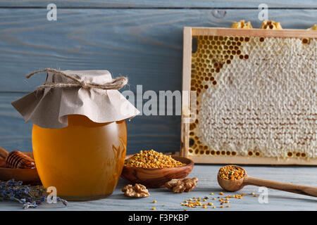 Pot de miel et de pollen d'abeilles avec Banque D'Images