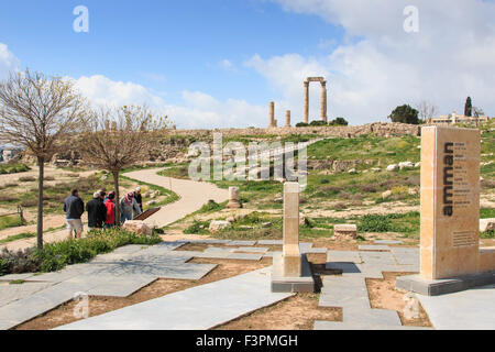 Amman, Jordanie - Mars 22,2015 : touristes debout à l'entrée de la Citadelle d'Amman, Jordanie Banque D'Images