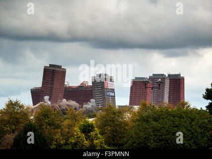 Glasgow, Royaume-Uni. Oct 11, 2015. Le dernier Red Road maisons sont démolies dans une explosion contrôlée le 11 octobre 2015 à Glasgow, en Écosse. Les années 60 blocs ont été une fois la plus haute des tours d'Europe en blocs et ont d'abord salué comme une solution bienvenue pour Glasgow bidonvilles surpeuplés. Crédit : Sam Kovak/Alamy Live News Banque D'Images