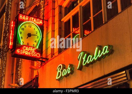 Bar Italia, la traditionnelle et célèbre café italien signe sur Frith Street, Soho, London UK Banque D'Images