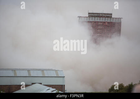 Glasgow, Royaume-Uni. Oct 11, 2015. La démolition de l'emblématique Red Road studios, dans l'East End de Glasgow, Ecosse, le dimanche, 11 octobre 2015. Crédit : Jeremy sutton-hibbert/Alamy Live News Banque D'Images