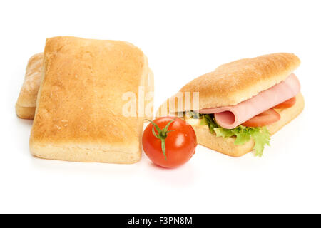 Une paire de petits pains sandwich, une tomate rouge et sandwich isolated on white Banque D'Images