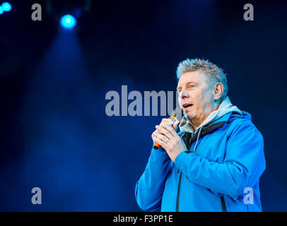 Munich, Allemagne. Oct 11, 2015. Maire de Munich Dieter Reiter (SPD) lors d'un concert gratuit merci pour l'aide aux réfugiés à la Koenigsplatz à Munich, Allemagne, 11 octobre 2015. PHOTO : MARC MUELLER/DPA/Alamy Live News Banque D'Images