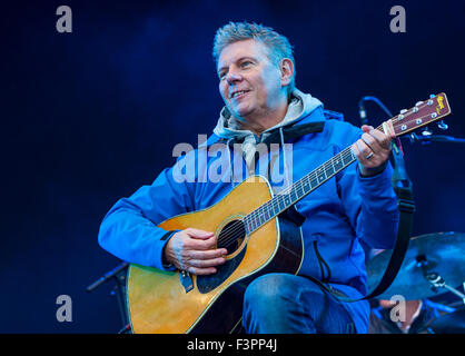 Munich, Allemagne. Oct 11, 2015. Maire de Munich Dieter Reiter (SPD) jouant avec Dreiviertelblut bande, à un concert gratuit merci pour l'aide aux réfugiés à la Koenigsplatz à Munich, Allemagne, 11 octobre 2015. PHOTO : MARC MUELLER/DPA/Alamy Live News Banque D'Images