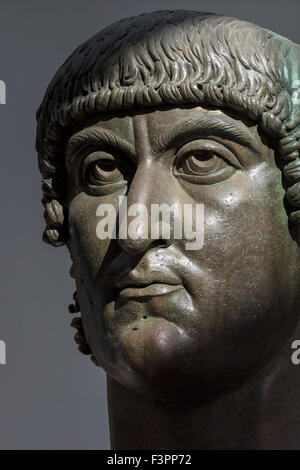 Rome. L'Italie. Les musées du Capitole. Tête colossale en bronze de Constantin le Grand, 4ème C AD. Banque D'Images
