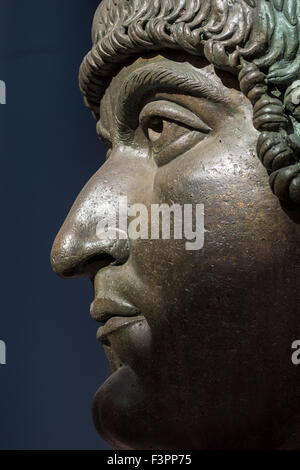 Rome. L'Italie. Les musées du Capitole. Tête colossale en bronze de Constantin le Grand, 4ème C AD. Banque D'Images