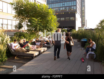 Les visiteurs du parc High Line à Manhattan, New York, USA. Banque D'Images