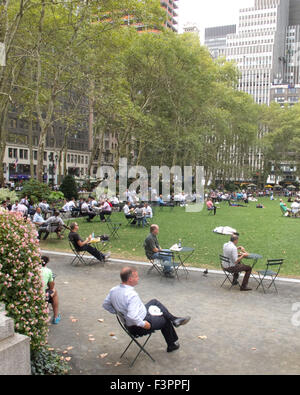 L'heure du déjeuner à Bryant Park, Manhattan, New York City. Banque D'Images