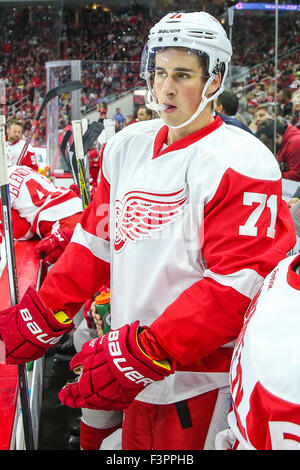 Raleigh, Caroline du Nord, USA. 10 Oct, 2015. Red Wings de Detroit center Dylan Larkin (71) au cours de la partie de la LNH entre les Red Wings de Detroit et les Hurricanes de la Caroline au PNC Arena. Les Red Wings de Detroit a défait les Hurricanes de la Caroline 4-3. © Andy Martin Jr./ZUMA/Alamy Fil Live News Banque D'Images