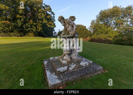 Père de la sculpture sur pierre et le temps Temple Ionique à Duncombe Park, Helmsley, North Yorkshire, England, United Kingdom Banque D'Images