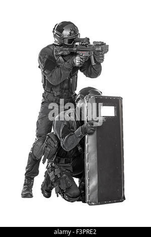 Spec Ops agent de police SWAT avec protection balistique studio shot Banque D'Images