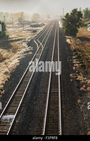Le soleil et la pluie sur les voies ferrées ; Granby ; Colorado, USA Banque D'Images