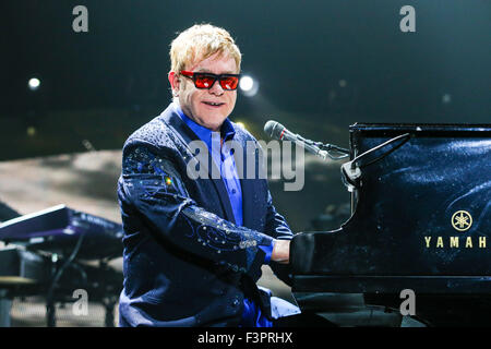 Musique Artiste Sir Elton John joue sur sa tournée mondiale 2015 Banque D'Images