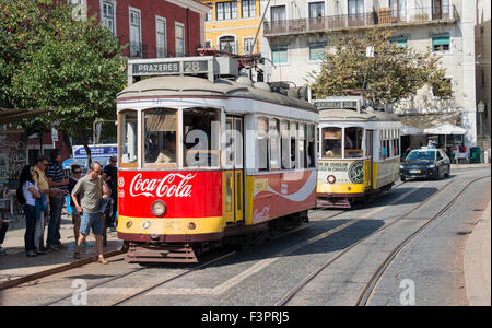 Lisbonne, Portugal - 26 SEPTEMBRE : personnes non identifiées de prendre le tramway jaune va par la rue du centre-ville de Lisbonne sur la Se Banque D'Images