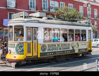 Lisbonne, Portugal - 26 SEPTEMBRE : des personnes non identifiées, assis dans le tramway jaune va par la rue du centre-ville de Lisbonne, le Sep Banque D'Images
