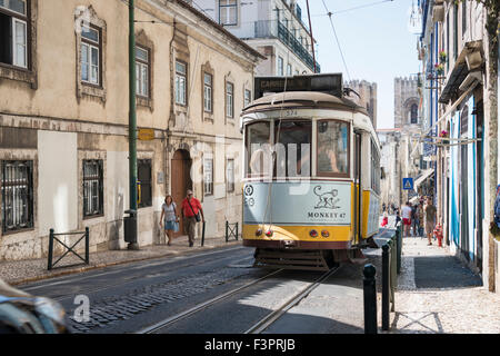 Lisbonne, Portugal - 26 SEPTEMBRE : des personnes non identifiées, assis dans le tramway jaune va par la rue du centre-ville de Lisbonne, le Sep Banque D'Images