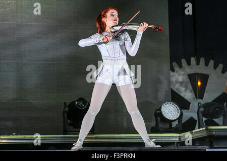 Musique Artiste LINDSEY STIRLING fonctionne à l'amphithéâtre Red Hat en Caroline du Nord. Lindsey Stirling (né le 21 septembre 1986) est un violoniste américain, danseur, artiste de performance, et compositeur. Elle présente des spectacles chorégraphiés, violon en direct et dans les vidéos de musique trouvée sur son canal YouTube, Lindsey Stirling, ce qu'elle introduit en 2007. Banque D'Images