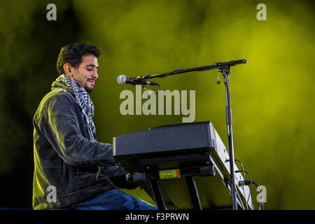 Munich, Allemagne. Oct 11, 2015. Aeham musicien syrien Ahmad l'exécution à un concert gratuit merci pour l'aide aux réfugiés à la Koenigsplatz à Munich, Allemagne, 11 octobre 2015. PHOTO : MARC MUELLER/DPA/Alamy Live News Banque D'Images