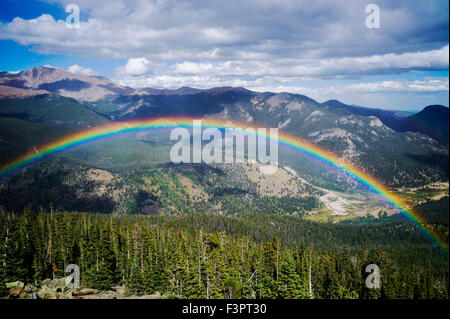 Arc-en-ciel ; dynamique ; complet ; Courbe Arc-en-ciel ; Rocky Mountain National Park, Colorado, USA Banque D'Images