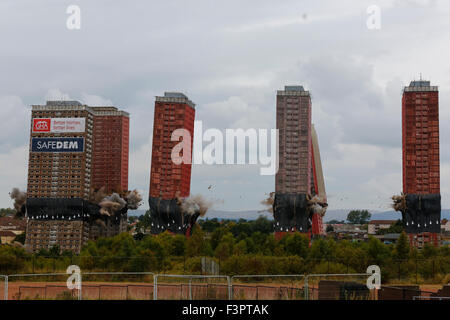 Glasgow, Royaume-Uni. Oct 11, 2015. À 15h15 le dimanche 11 octobre, le Red Road Studios, Glasgow ont été déposées par des explosions contrôlées. Environ 2 500 résidents locaux ont été évacués de la maisons environnantes comme une mesure de sécurité au cours de la démolition. Après les explosions, il était évident que seulement 4 des blocs d'habitation avait entièrement effondré et 2 sont partiellement démolie. Il est prévu d'avoir les deux tours démolies conventionnellement le lundi 12 octobre. Il est estimé que plus de 10000 spectateurs ont assisté à la démolition. Credit : Findlay/Alamy Live News Banque D'Images