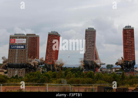 Glasgow, Royaume-Uni. Oct 11, 2015. À 15h15 le dimanche 11 octobre, le Red Road Studios, Glasgow ont été déposées par des explosions contrôlées. Environ 2 500 résidents locaux ont été évacués de la maisons environnantes comme une mesure de sécurité au cours de la démolition. Après les explosions, il était évident que seulement 4 des blocs d'habitation avait entièrement effondré et 2 sont partiellement démolie. Il est prévu d'avoir les deux tours démolies conventionnellement le lundi 12 octobre. Il est estimé que plus de 10000 spectateurs ont assisté à la démolition. Credit : Findlay/Alamy Live News Banque D'Images