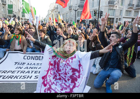 Londres, Royaume-Uni. 11/10/2015.  : Un sit-in à Piccadilly Circus. Plusieurs milliers de Kurdes et Turcs ont marché de Downing Street pour le siège de la BBC à Langham Place, pour protester contre les bombes à Ankara qui a tué beaucoup de gens assister à une démonstration de paix. Credit : Nick Savage/Alamy Live News Banque D'Images