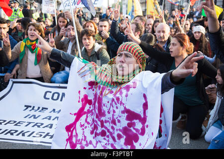 Londres, Royaume-Uni. 11/10/2015.  : Un sit-in à Piccadilly Circus. Plusieurs milliers de Kurdes et Turcs ont marché de Downing Street pour le siège de la BBC à Langham Place, pour protester contre les bombes à Ankara qui a tué beaucoup de gens assister à une démonstration de paix. Credit : Nick Savage/Alamy Live News Banque D'Images