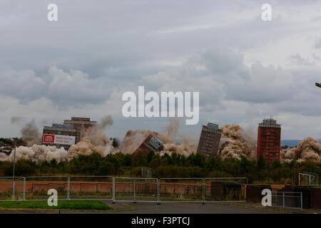 Glasgow, Royaume-Uni. Oct 11, 2015. À 15h15 le dimanche 11 octobre, le Red Road Studios, Glasgow ont été déposées par des explosions contrôlées. Environ 2 500 résidents locaux ont été évacués de la maisons environnantes comme une mesure de sécurité au cours de la démolition. Après les explosions, il était évident que seulement 4 des blocs d'habitation avait entièrement effondré et 2 sont partiellement démolie. Il est prévu d'avoir les deux tours démolies conventionnellement le lundi 12 octobre. Il est estimé que plus de 10000 spectateurs ont assisté à la démolition. Credit : Findlay/Alamy Live News Banque D'Images