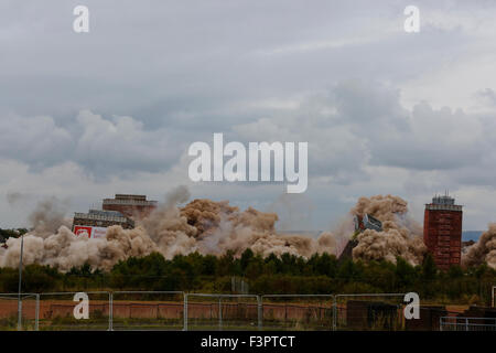 Glasgow, Royaume-Uni. Oct 11, 2015. À 15h15 le dimanche 11 octobre, le Red Road Studios, Glasgow ont été déposées par des explosions contrôlées. Environ 2 500 résidents locaux ont été évacués de la maisons environnantes comme une mesure de sécurité au cours de la démolition. Après les explosions, il était évident que seulement 4 des blocs d'habitation avait entièrement effondré et 2 sont partiellement démolie. Il est prévu d'avoir les deux tours démolies conventionnellement le lundi 12 octobre. Il est estimé que plus de 10000 spectateurs ont assisté à la démolition. Credit : Findlay/Alamy Live News Banque D'Images