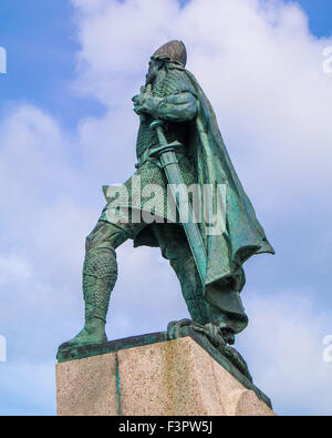 Reykjavik, Islande. 29 juillet, 2015. Statue de Leif Eriksson explorer par le célèbre sculpteur Alexander Calder est dans un centre commercial en face de l'église historique HallgrÃ-mskirkja à Reykjavik, capitale de l'Islande. C'était un cadeau aux États-unis commémorant le 1000e anniversaire de le parlement islandais à Pingvellir en 930 AD et est le site touristique s'arrêter. © Arnold Drapkin/ZUMA/Alamy Fil Live News Banque D'Images