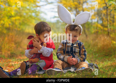 Deux jeunes enfants jouant comme bunnies Banque D'Images