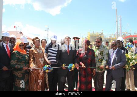 Dar es-Salaam. 10 Oct, 2015. Le président tanzanien Jakaya Kikwete (5e L) coupe le ruban d'un projet gazier dans la région de Mtwara, Tanzanie, sur Oct.10, 2015. Le président tanzanien Jakaya Kikwete, a officiellement inauguré le samedi un 535 kilomètres de gazoduc construit avec un 1,33 milliards de dollars É.-U. de prêts concessionnels de l'Export-Import Bank of China. Crédit : Li Sibo/Xinhua/Alamy Live News Banque D'Images