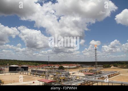 Dar es-Salaam. 10 Oct, 2015. Photo prise le 10 octobre 2015 présente le projet de gaz dans la région de Mtwara, Tanzanie. Le président tanzanien Jakaya Kikwete, a officiellement inauguré le samedi un 535 kilomètres de gazoduc construit avec un 1,33 milliards de dollars É.-U. de prêts concessionnels de l'Export-Import Bank of China. Crédit : Li Sibo/Xinhua/Alamy Live News Banque D'Images