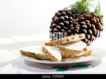 Doux traditionnel de Noël en Espagne appelez turron et il est fait d'amandes, miel, oeufs, et sur une table en bois avec de l'espace libre f Banque D'Images