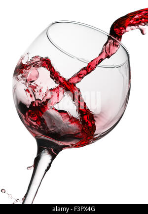 Verseur à vin rouge en verre isolé sur fond blanc. Banque D'Images