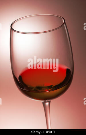 Vin rouge dans le verre. Banque D'Images