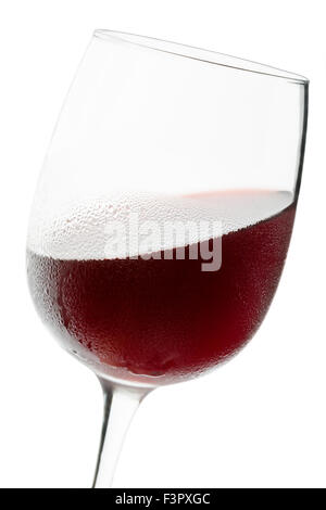 Verre de vin rouge isolé sur fond blanc. Banque D'Images