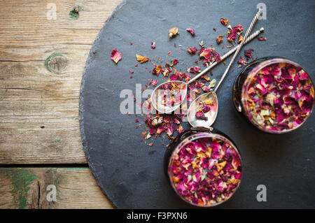 Bouton de Rose dans le vintage des cuillères sur la pierre noire 24 Banque D'Images