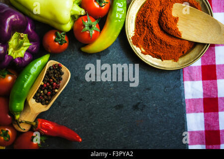 Légumes frais mûrs tomates cerise, Bell et le piment, l'oignon et le poivre, épices fond rustique Banque D'Images