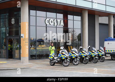 Précurseurs de la police jusqu'à l'extérieur doublée motos Costa Café à Media City, Manchester Banque D'Images