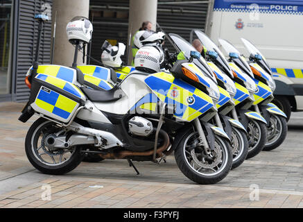 Précurseurs de la police jusqu'à l'extérieur doublée motos Costa Café à Media City, Manchester Banque D'Images