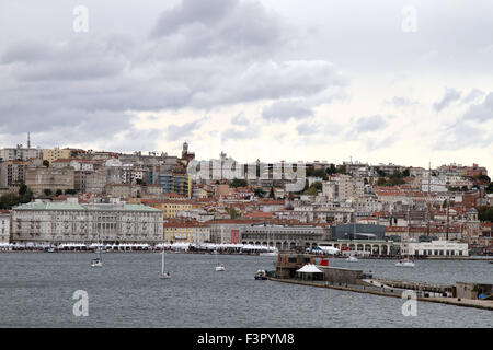 Trieste, Italie. Oct 11, 2015. Une vue générale du village Barcolana Barcolana lors de la 47e régate dans le golfe de Trieste le 11 octobre, 2015 Photo : Andrea Spinelli/Alamy Live News Banque D'Images