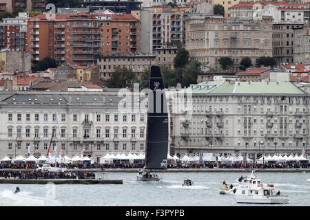 Trieste, Italie. Oct 11, 2015. Voile Voile Robertissima vainqueur de la course lors de la 47e Régate Barcolana dans le golfe de Trieste le 11 octobre, 2015 Photo : Andrea Spinelli/Alamy Live News Banque D'Images