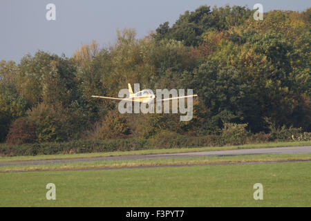 Avions légers monomoteurs en venant d'atterrir à Wolverhampton Halfpenny Green Airport. UK Banque D'Images