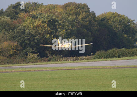 Avions légers monomoteurs en venant d'atterrir à Wolverhampton Halfpenny Green Airport. UK Banque D'Images