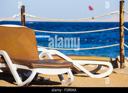 Fond de plage et transats sur la plage tropic Banque D'Images